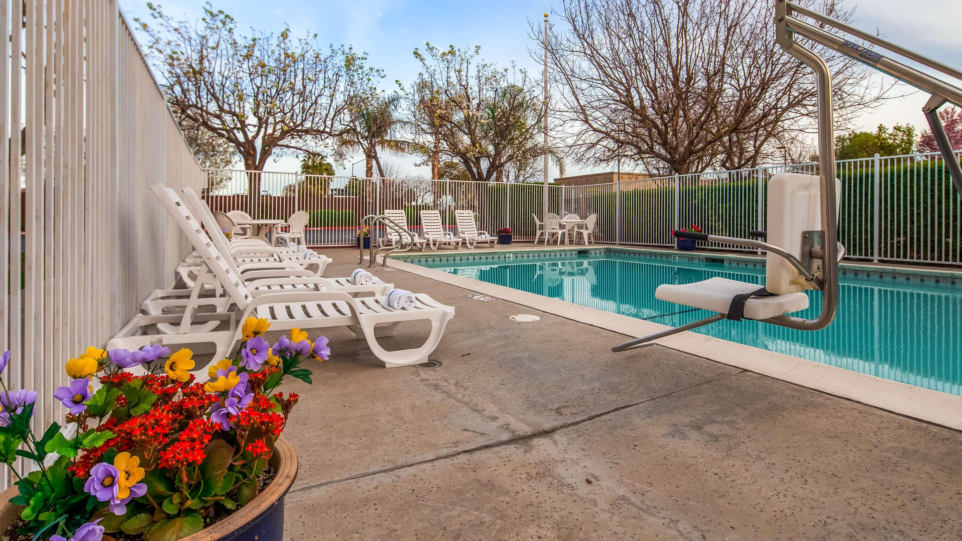 Best Western Luxury Inn Tracy Exterior photo